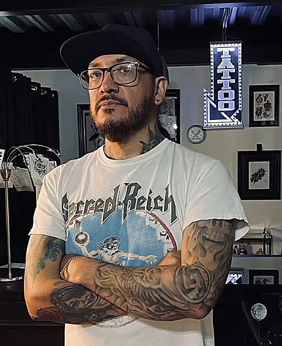 Charley Bastida, fundador de Ciudad Tattoo, de brazos cruzados en el estudio