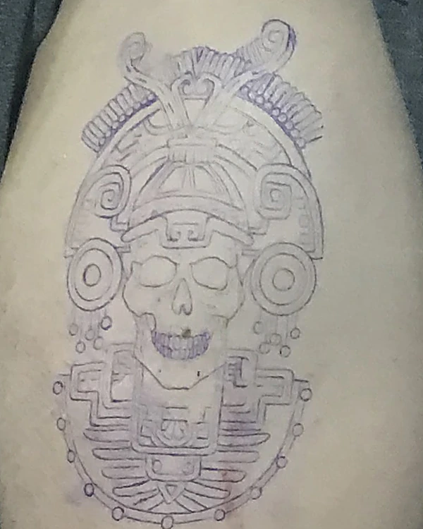 Plantilla morada de una calavera mexica con penacho y orejeras, calcada sobre el brazo antes de tatuar